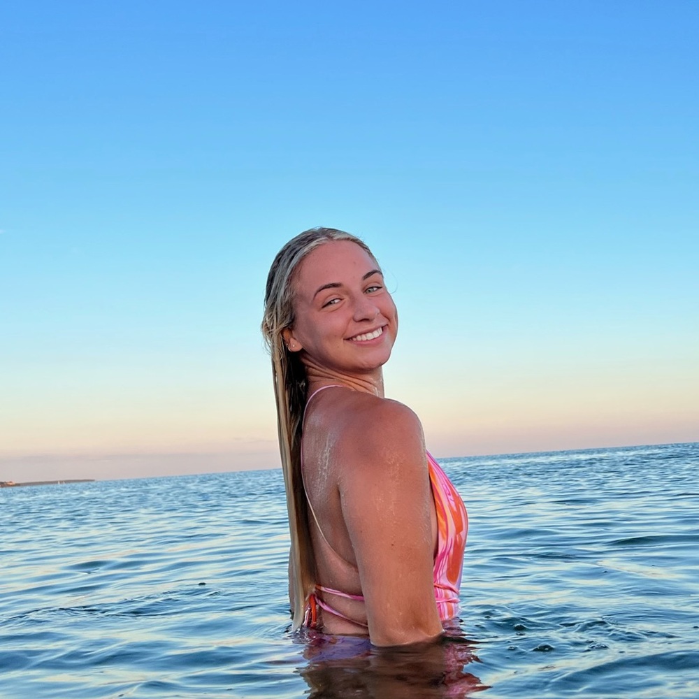 Meet Sarah🌟
——
Closet has Gymshark, Lululemon, Urban, Zara, A&F, and more!